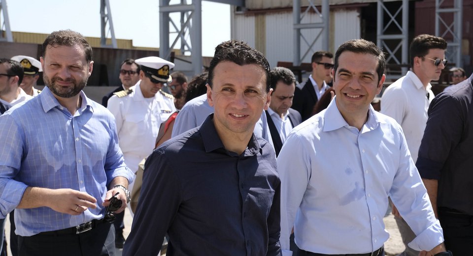 Από την επίσκεψη του Αλέξη Τσίπρα στο ναυπηγείο του Νεωρείου στην Σύρο -Αριστερά ο κ.Ξενοκώστας / Φωτογραφία: Eurokinissi