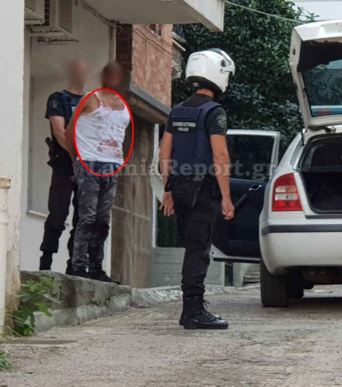 Ο δράστης με τα αίματα στη μπλούζα, συλλαβάνεται από αστυνομικούς