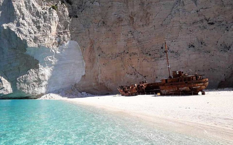 «Μετά την αυτοψία και εξονυχιστική μελέτη των γεωλογικών, τεκτονικών και υδρολογικών δεδομένων, προτείναμε να αρθεί η απαγόρευση στο άνω χείλος του γκρεμού», λέει ο κ. Λέκκας και προσθέτει ότι πέρυσι έχασαν τη ζωή τους 4 άτομα στο σημείο.