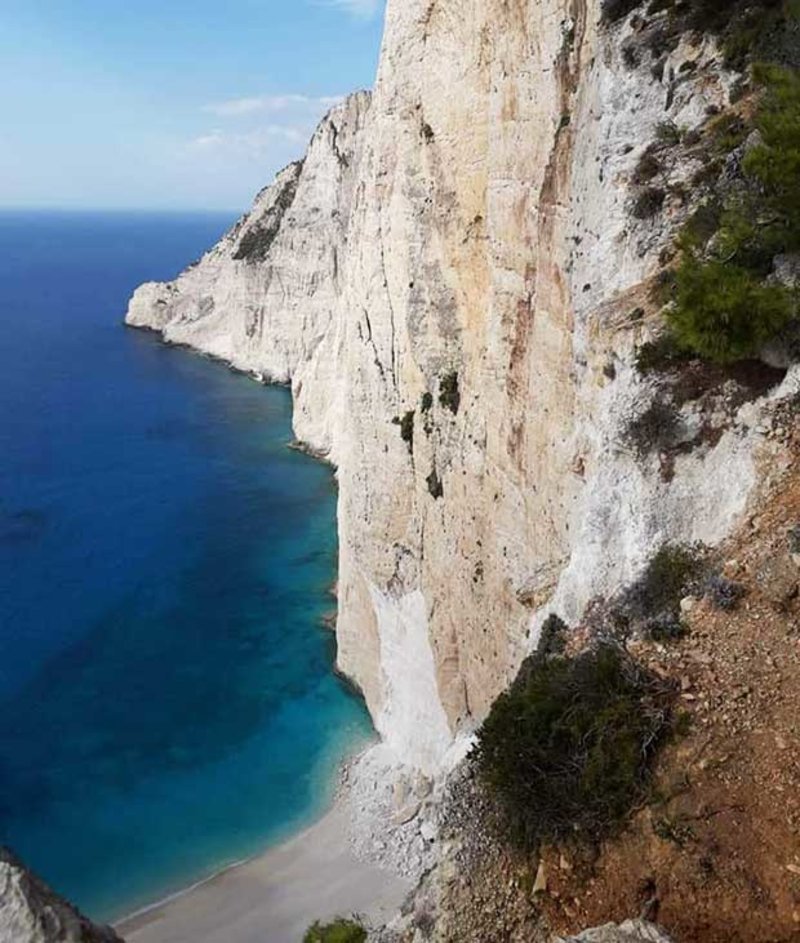 Με τη χρήση drone η ομάδα του καθηγητή εκτίμησε την ευστάθεια των βραχωδών όγκων στα πρανή της διάσημης παραλίας.