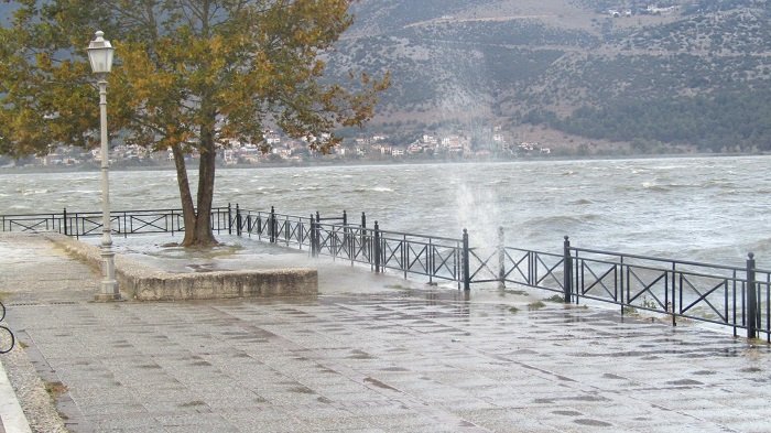 Τεράστια κύματα στη λίμνη Ιωαννίνων -Τα νερά έφτασαν μέχρι την πλατεία [εικόνες & βίντεο] | iefimerida.gr 1
