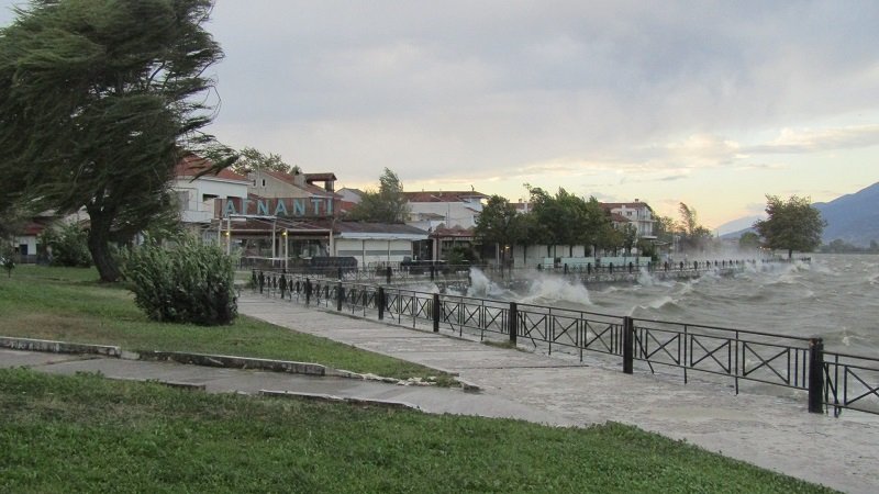 Τεράστια κύματα στη λίμνη Ιωαννίνων -Τα νερά έφτασαν μέχρι την πλατεία [εικόνες & βίντεο] | iefimerida.gr 2