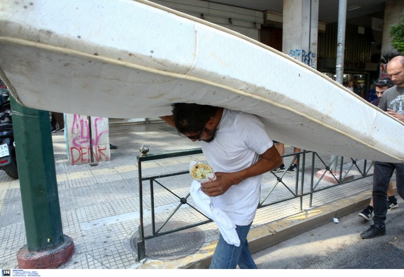 Ενας από τους ακτιβιστές κουβαλούσε ενα στρώμα- φωτογραφία intimenews