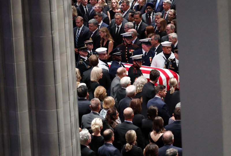 Με «μπηχτές» κατά του Τραμπ το τελευταίο αντίο στον Τζον Μακέιν [εικόνες] | iefimerida.gr 1