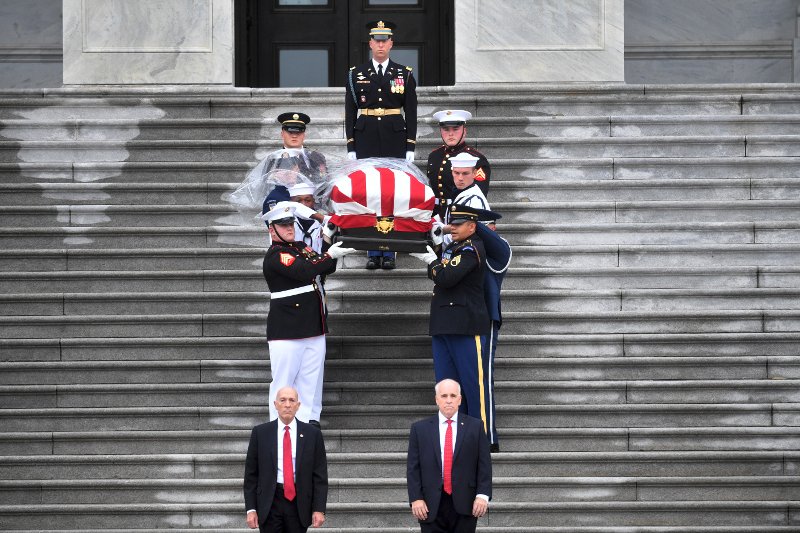 Με «μπηχτές» κατά του Τραμπ το τελευταίο αντίο στον Τζον Μακέιν [εικόνες] | iefimerida.gr 5