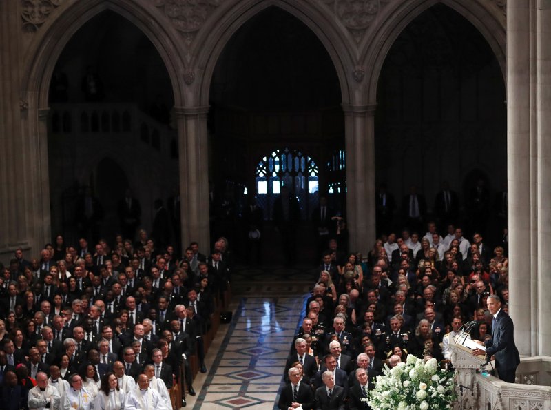 Με «μπηχτές» κατά του Τραμπ το τελευταίο αντίο στον Τζον Μακέιν [εικόνες] | iefimerida.gr 4