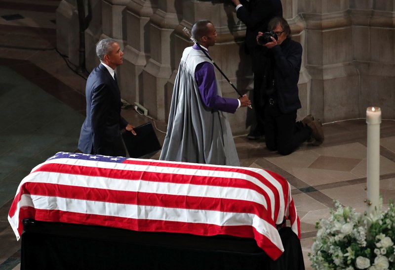 Με «μπηχτές» κατά του Τραμπ το τελευταίο αντίο στον Τζον Μακέιν [εικόνες] | iefimerida.gr 3