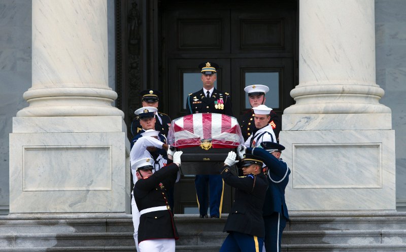 Με «μπηχτές» κατά του Τραμπ το τελευταίο αντίο στον Τζον Μακέιν [εικόνες] | iefimerida.gr 2