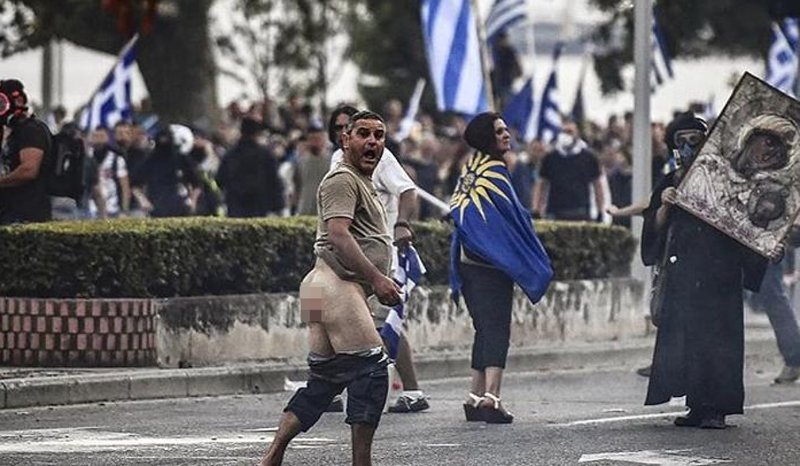 «Ο γυμνός διαδηλωτής και η καλόγρια με τη μάσκα και την εικόνα» -Η viral φωτό από τα επεισόδια στη Θεσσαλονίκη | iefimerida.gr 0
