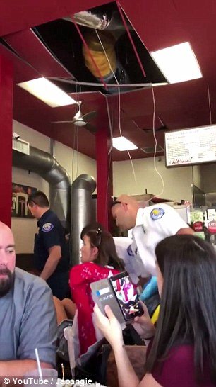 Η σοκαριστική στιγμή που γυναίκα πέφτει από το ταβάνι σε εστιατόριο στην Καλιφόρνια [εικόνες & βίντεο] | iefimerida.gr 2