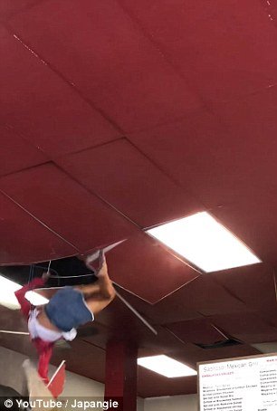 Η σοκαριστική στιγμή που γυναίκα πέφτει από το ταβάνι σε εστιατόριο στην Καλιφόρνια [εικόνες & βίντεο] | iefimerida.gr 0