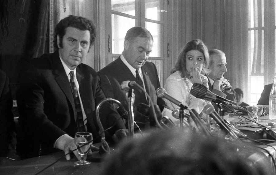 Μίκης Θεοδωράκης και Μελίνα Μερκούρη σε συνέντευξη Τύπου ζητούν την ανατροπή της δικτατορίας των συνταγματαρχών