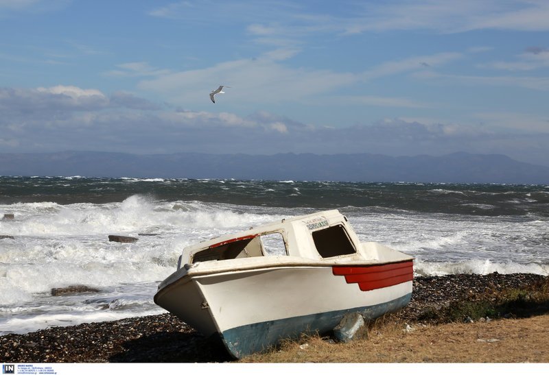 Βάρκες στη στεριά, ευτυχώς τη συγκεκριμένη την είχε εκεί ο ιδιοκτήτης της και δεν την έβγαλε ο καιρός