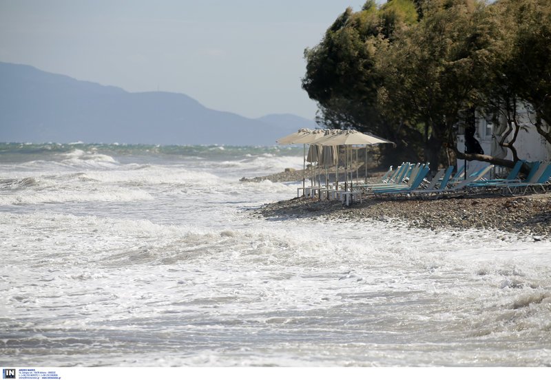 Η θάλασσα αγρίεψε και τα κύματα βγήκαν στη στεριά στη Μυτιλήνη