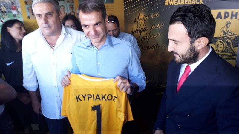 ΔΕΘ: Ο Αρης χάρισε φανέλα με το «1» στον Μητσοτάκη -«Με κάνατε και τερματοφύλακα» [εικόνα & βίντεο] | iefimerida.gr 0