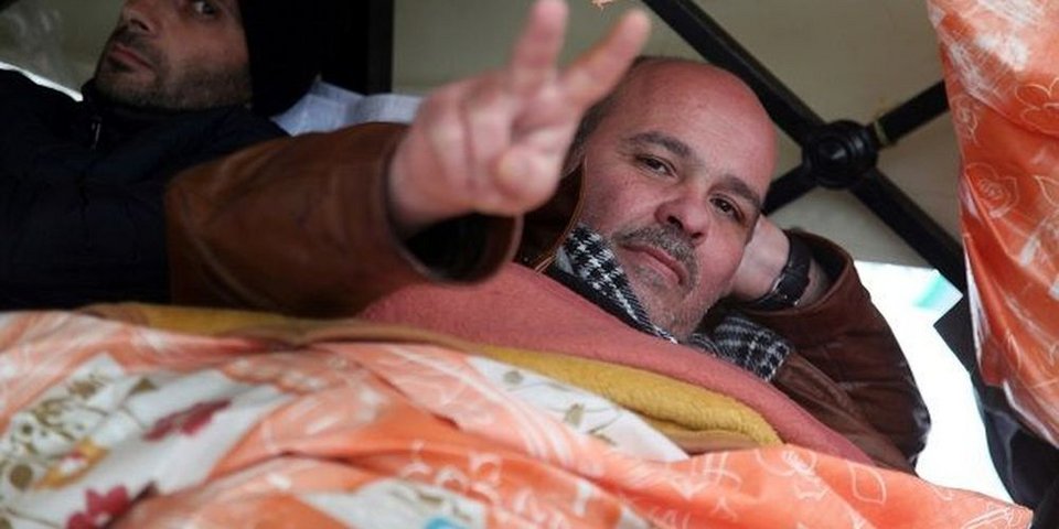 Γέλασε το Twitter με τον... ξυλοδαρμό του Κωνσταντινέα: Πώς βγήκε ατσαλάκωτος; [εικόνες] | iefimerida.gr 6