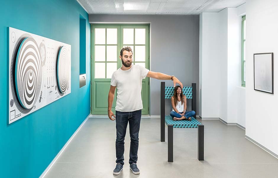 Είναι απίστευτο πώς το μέγεθος ενός ατόμου καθορίζεται από το περιβάλλον που βρίσκεται και τα αντικείμενα που το περιστοιχίζουν. Εξερεύνησε τους νόμους της αντίληψης και παίξε με τα διάφορα μεγέθη δοκιμάζοντας απλώς να καθίσεις στην καρέκλα!