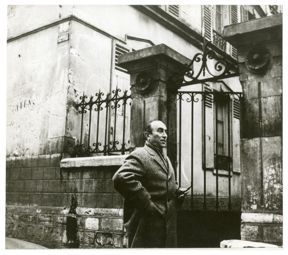 Ο Γιάννης Μόραλης στο Παρίσι, 1963. Φωτογραφία του Νίκου Κεσσανλή. Αρχείο Μόραλη, ΜΙΕΤ
