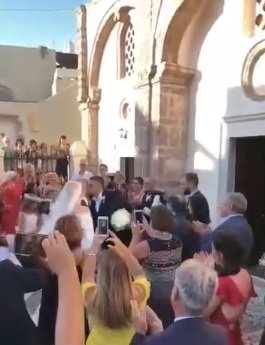 Παντρεύτηκε η Ελισάβετ Μουτάφη τον Μάνο Νιφλή -Ονειρεμένη τελετή στη Σαντορίνη [εικόνες] | iefimerida.gr 1