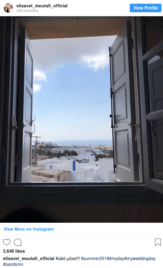 Παντρεύτηκε η Ελισάβετ Μουτάφη τον Μάνο Νιφλή -Ονειρεμένη τελετή στη Σαντορίνη [εικόνες] | iefimerida.gr 3