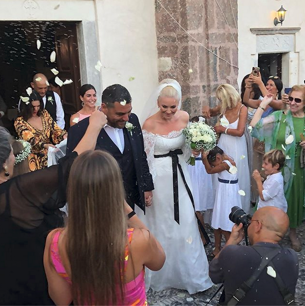 Παντρεύτηκε η Ελισάβετ Μουτάφη τον Μάνο Νιφλή -Ονειρεμένη τελετή στη Σαντορίνη [εικόνες] | iefimerida.gr 0