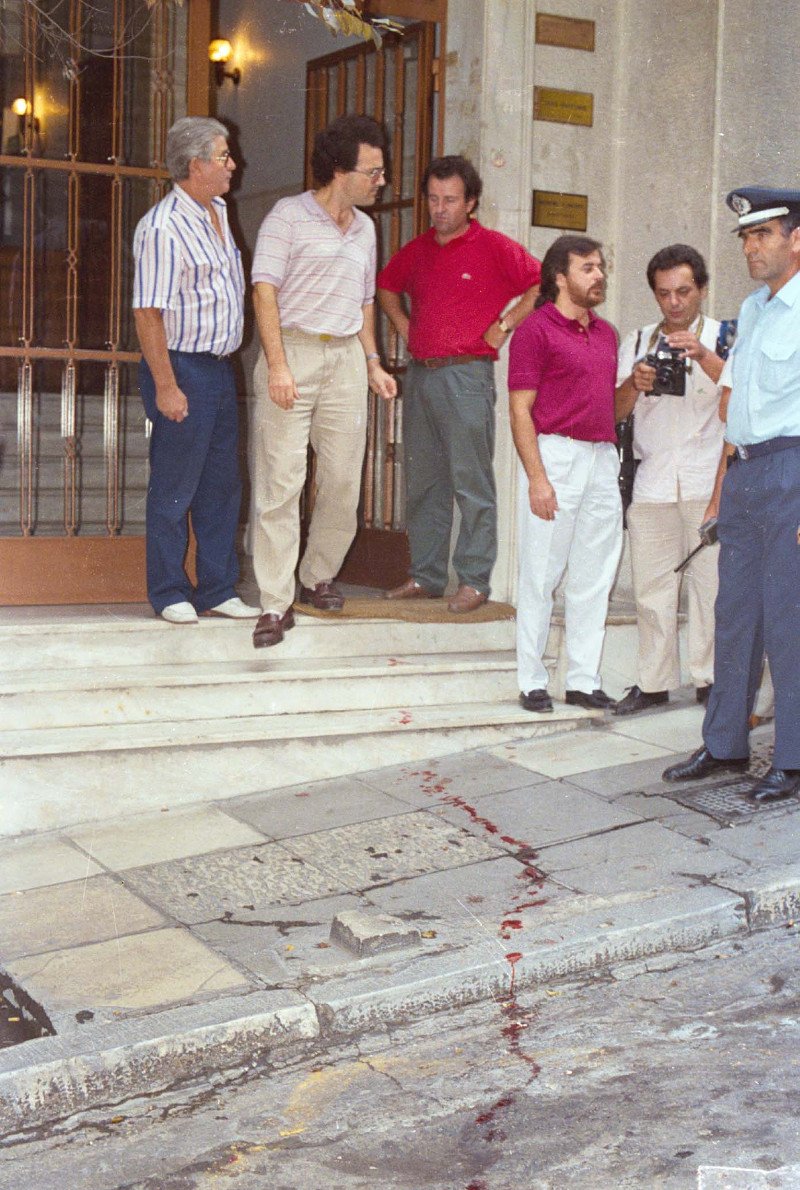 Αστυνομικοί και δημοσιογράφοι έξω από το γραφείο του Παύλου Μπακογιάννη- φωτογραφεία eurokinissi