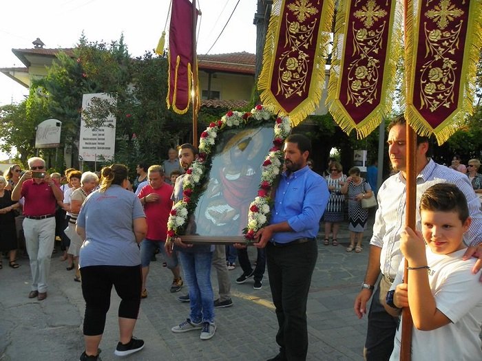 Το απόγευμα της Παρασκευής έγινε περιφορά της Ιερής Εικόνας με τη συνοδεία της φιλαρμονικής του Δήμου Σιθωνίας