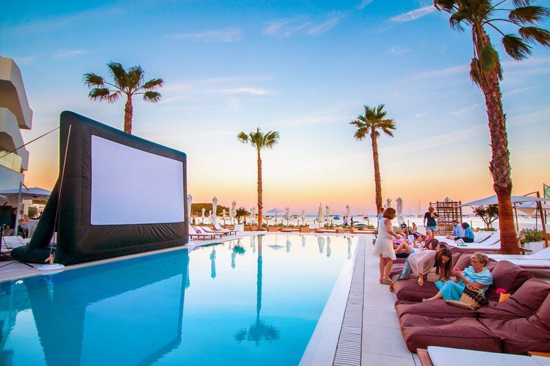 Πρέπει να δεις το χλιδάτο και εξωτικό ξενοδοχείο που μόλις άνοιξε ο Ρόμπερτ Ντε Νίρο στην Ιμπιζα [εικόνες] | iefimerida.gr 3