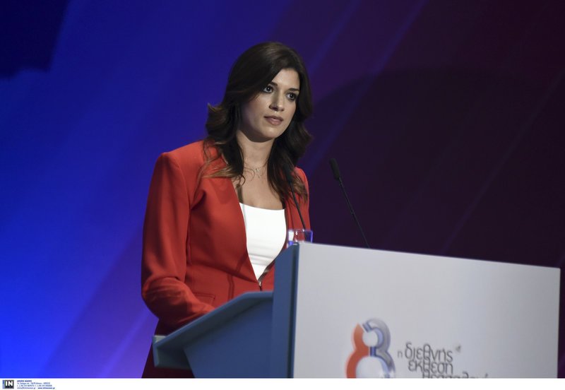 Κόκκινα της φωτιάς η Νοτοπούλου, με σκοτεινά χρώματα η Περιστέρα -Οι εμφανίσεις στη ΔΕΘ [εικόνες] | iefimerida.gr 5