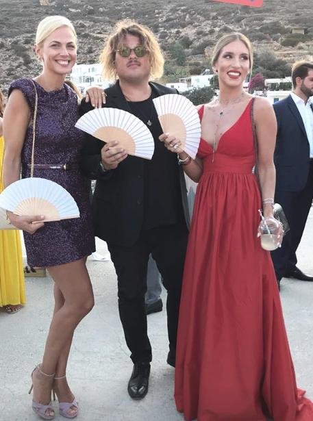 Εντυπωσιακή εμφάνιση για την Οικονομάκου στον γάμο Τανιμανίδη-Μπόμπα -Με κόκκινη τουαλέτα [εικόνες] | iefimerida.gr 0