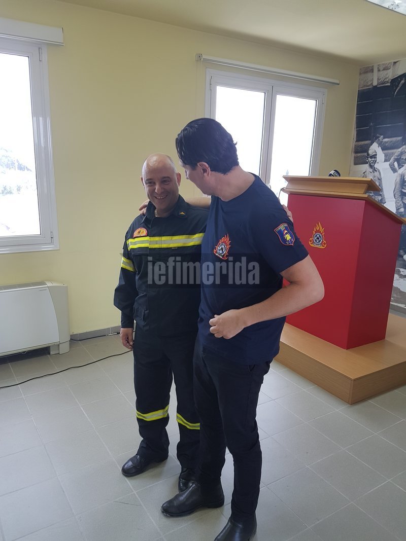 Ο Προεδρος της Ελληνικής Κοινότητας Μελβούρνης Βασίλης Παπαστεργιάδης φόρεσε το μπλουζάκι πυροσβέστη που του χάρισαν οι εθελοντές