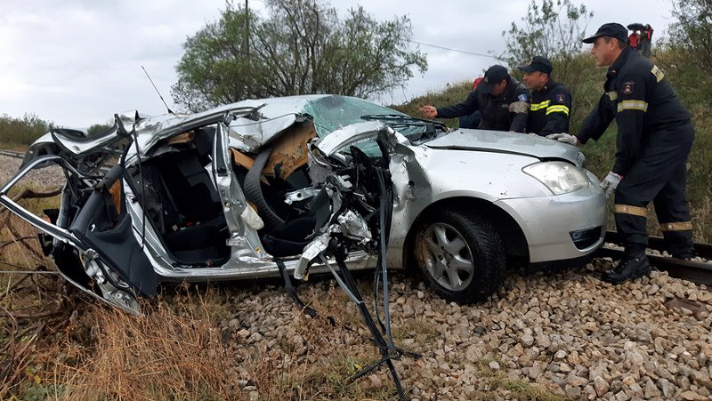 Η συνοδηγός του οχήματος ανασύρθηκε νεκρή. Πριν από δύο χρόναι ειε χάσει και τον σύζυγό της και μεγάλωνε μόνη της τα δύο τους παιδιά