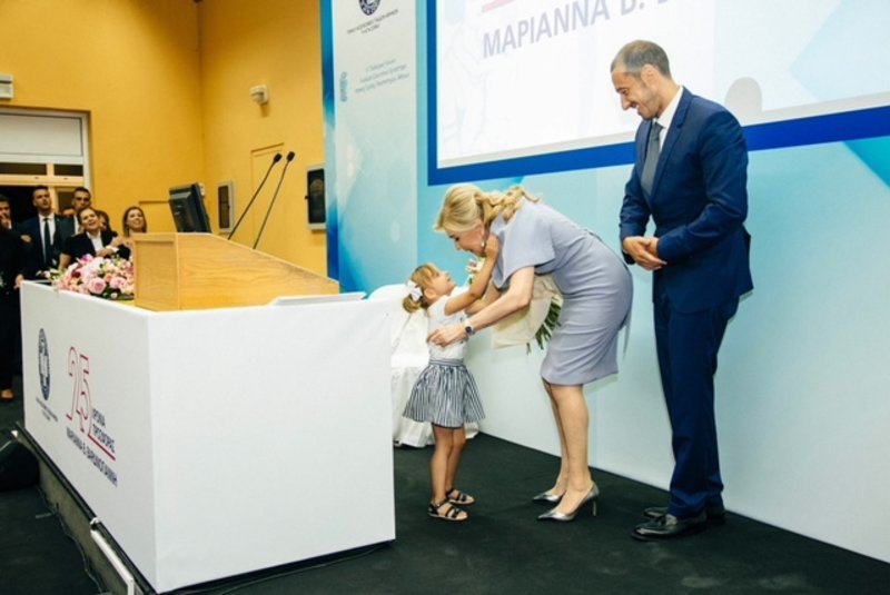 Η Μαριάννα Β. Βαρδινογιάννη και ο Εμμανουήλ Παπασάββας με την μικρή Στέλλα