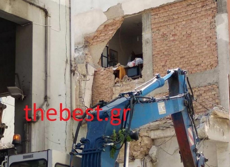 Γκρέμισαν λάθος σπίτι στην Πάτρα -Βρισκόταν μέσα ο ιδιοκτήτης και ξαφνικά άνοιξε μια τρύπα [εικόνες] | iefimerida.gr 0