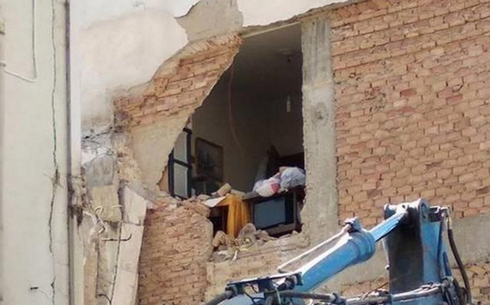 Γκρέμισαν λάθος σπίτι στην Πάτρα -Βρισκόταν μέσα ο ιδιοκτήτης και ξαφνικά άνοιξε μια τρύπα [εικόνες] | iefimerida.gr 1