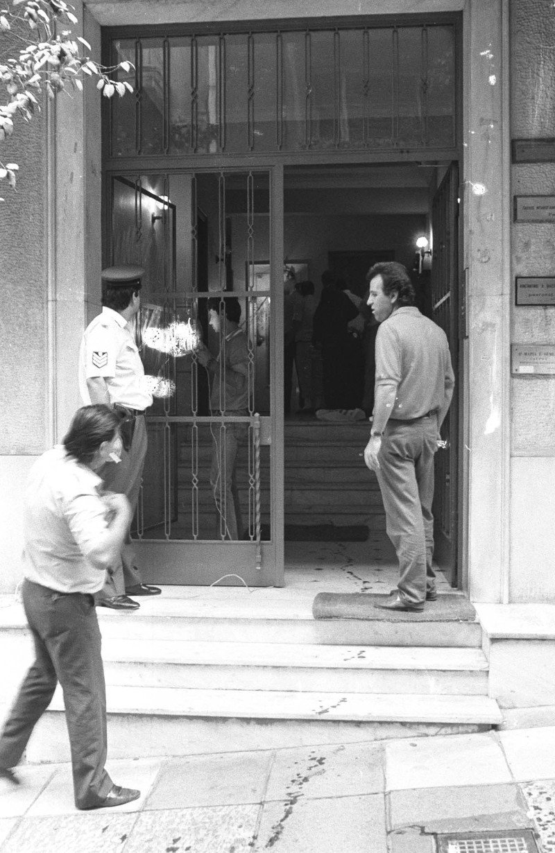 Σαν σήμερα το 1989, η άνανδρη δολοφονία του Παύλου Μπακογιάννη από την 17Ν | iefimerida.gr 5