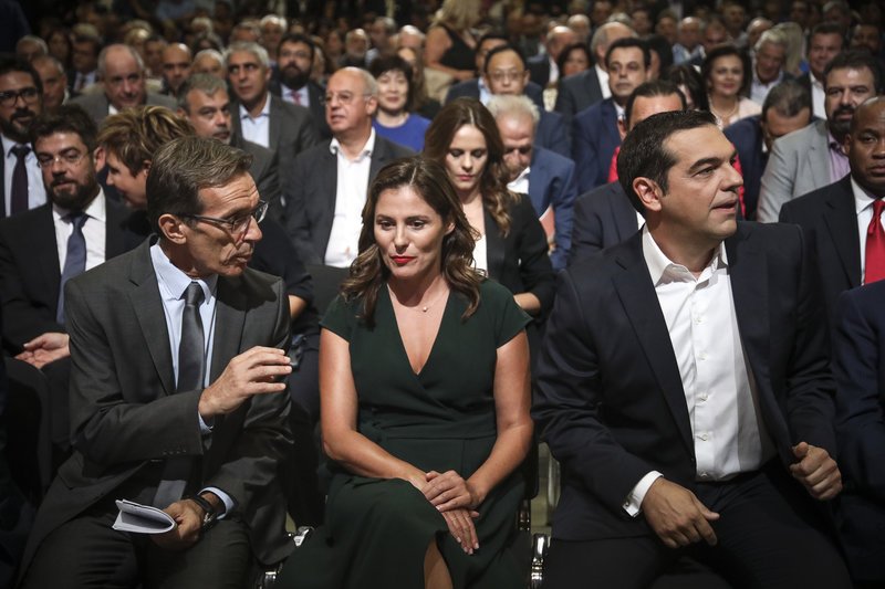 Κόκκινα της φωτιάς η Νοτοπούλου, με σκοτεινά χρώματα η Περιστέρα -Οι εμφανίσεις στη ΔΕΘ [εικόνες] | iefimerida.gr 1