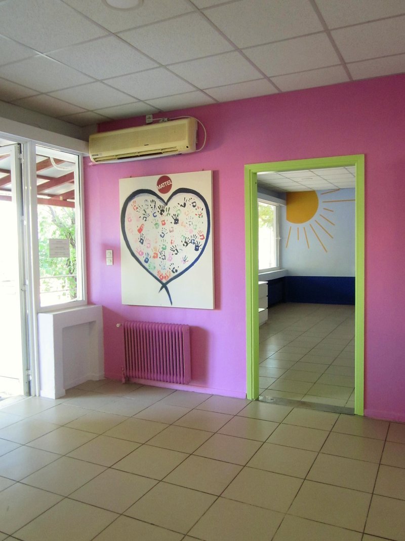 Οι εθελοντές-εργαζόμενοι γέμισαν με χρώμα και χαρούμενα σχέδια τους τοίχους