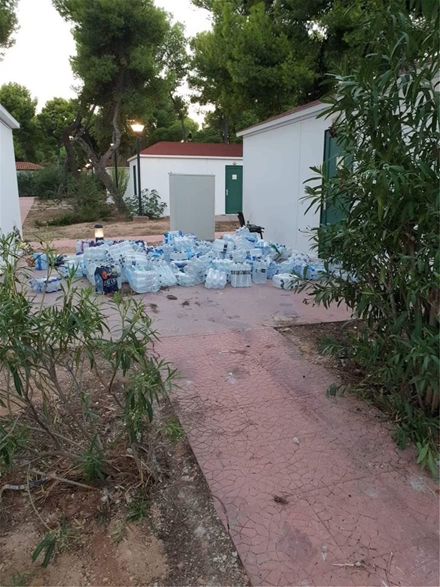 Παλέτες με νερά εκτεθειμένες στον ήλιο...