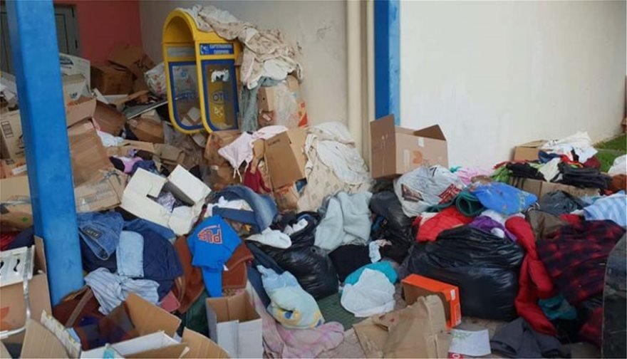 Ρούχα και άλλα είδη, σε κούτες ανοιγμένες, σε ένα χώρο αφύλακτο...