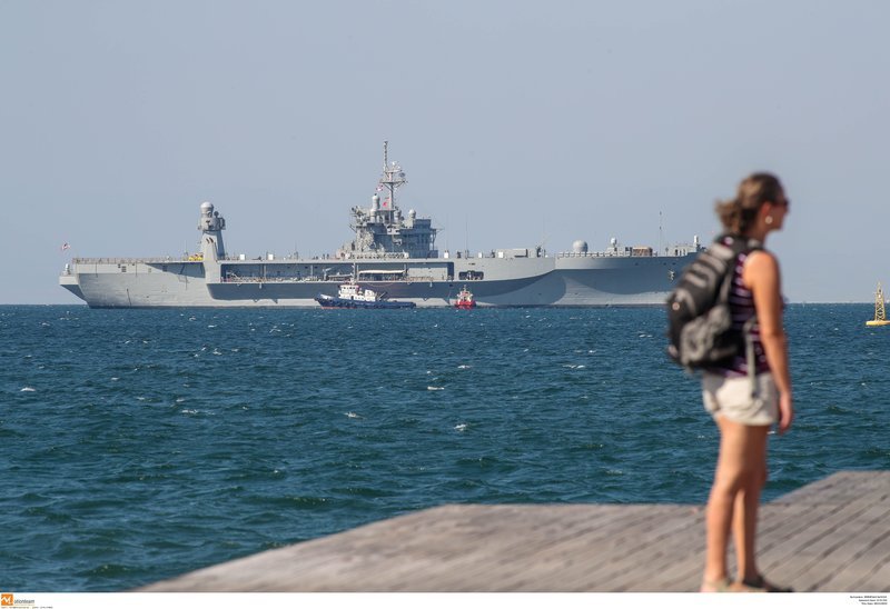 Οι περαστικοί σταματούν και το χαζεύουν
