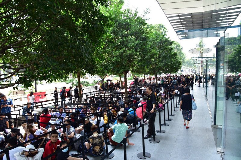Οι άνθρωποι περιμένουν υπομονετικά για ένα iPhone