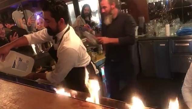 Τέσσερις τουρίστες τραυματίστηκαν σοβαρά και μεταφέρθηκαν με εγκαύματα στο νοσοκομείο μετά από ένα σόου με φωτιές που πήγε στραβά στο εστιατόριο του πολύ διάσημου σεφ, γνωστού ως «Salt Bae» στην Κωνσταντινούπολη.