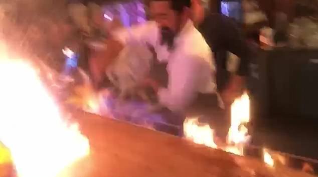 Ωστόσο μετά το λάθος του μπάρμαν, φλόγες «απλώθηκαν» σε όλο το μήκος της μπάρας, τραυματίζοντας τους πελάτες.