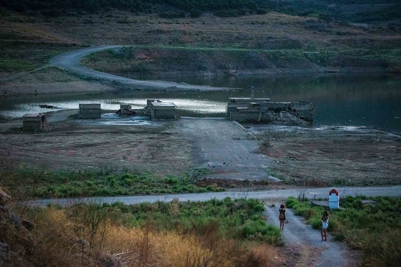 Η εικόνα του χωριού που αναδύεται από τα νερά συγκλονίζει τους τουρίστες