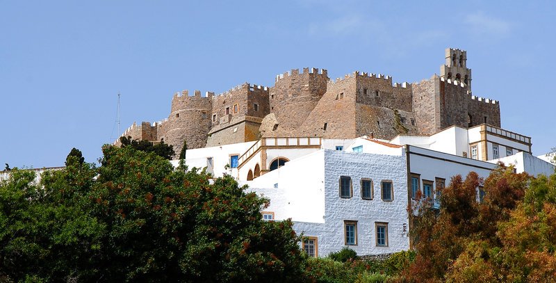 Το κάστρο στεφανώνει το νησί /Φωτογραφία: Shutterstock