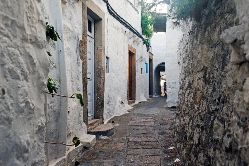 Στριφογυριστά, κυκλαδίτικα σοκάκια στα Δωδεκάνησα /Φωτογραφία: Shutterstock