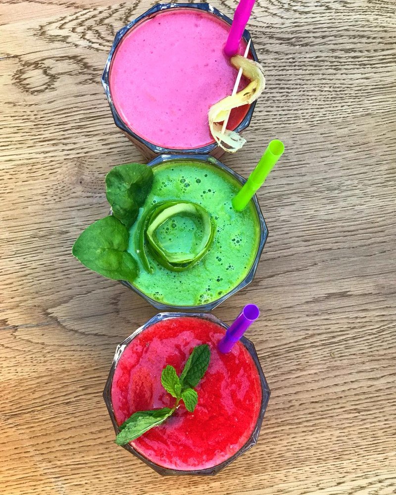 Tropical Pink, Rasberry Dream και Green power, τα τρία υπέροχα smoothies του Street Deli. Πλήρη γεύματα, υπέροχη γεύση.