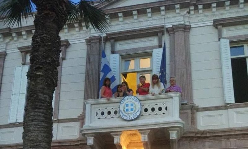 Ελληνες διπλωματικοί υπάλληλοι στο ανακαινισμένο κτήριο του προξενείου υποδέχονται τούρκους διαδηλωτές που συμπαρίστανται για την τραγωδία στο Μάτι