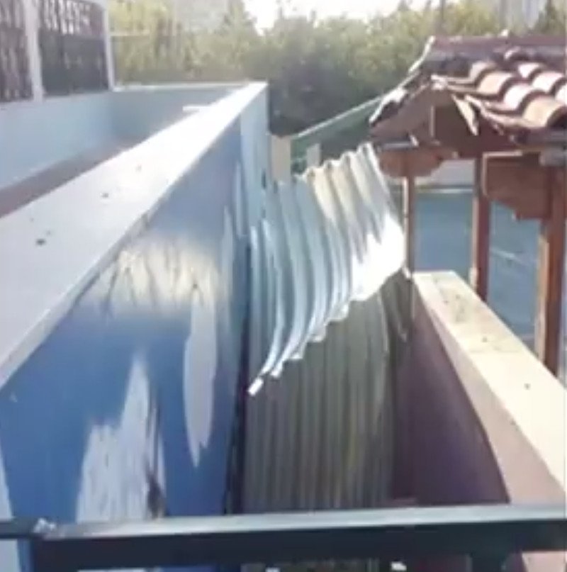 «Εφυγε» στέγη από το 2ο Δημοτικό Σχολείο στο Καματερό -Την ξήλωσαν οι άνεμοι [εικόνα] | iefimerida.gr 0